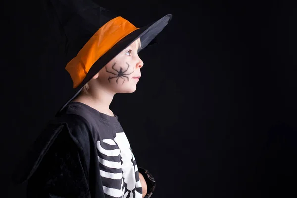 Kind Halloween Gekleidet Hause Spielend Isoliertes Bild Auf Schwarzem Hintergrund — Stockfoto