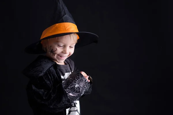 Kind Halloween Gekleidet Hause Spielend Isoliertes Bild Auf Schwarzem Hintergrund — Stockfoto