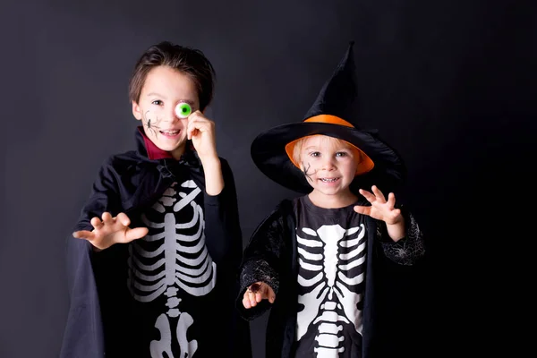 Kind Halloween Gekleidet Hause Spielend Isoliertes Bild Auf Schwarzem Hintergrund — Stockfoto