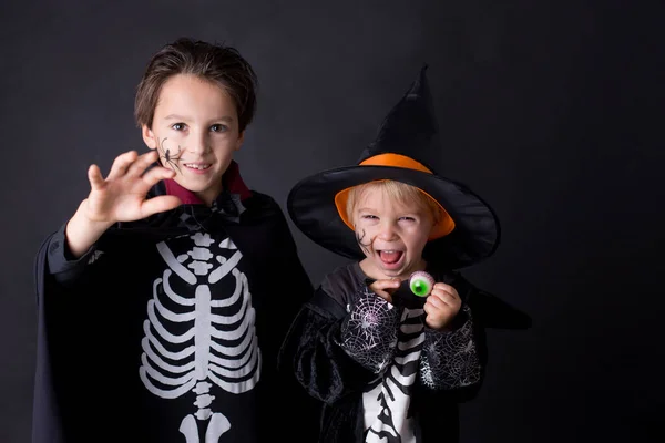 Kind Halloween Gekleidet Hause Spielend Isoliertes Bild Auf Schwarzem Hintergrund — Stockfoto