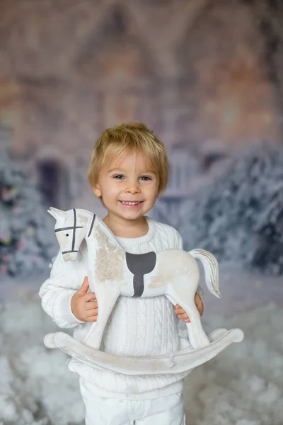Tatlı Sarışın Çocuk Karda Beyaz Tahta Atla Oynuyor Mutlu Bir — Stok fotoğraf