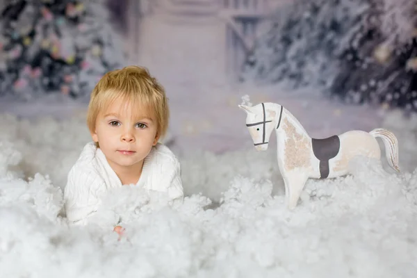 Ragazzo Biondo Bambino Carino Giocando Con Cavallo Legno Bianco Nella — Foto Stock
