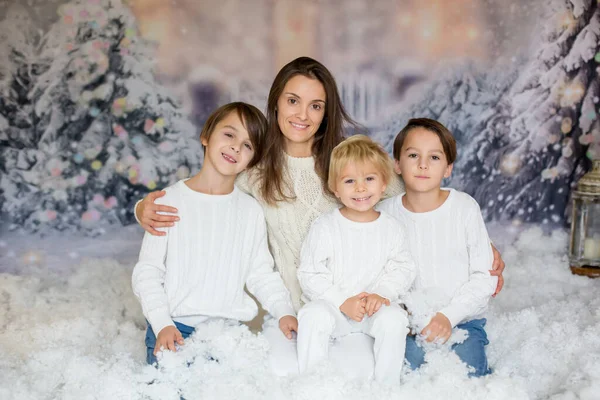 Mor Med Tre Barn Pojkar Poserar För Familjeporträtt Snön — Stockfoto
