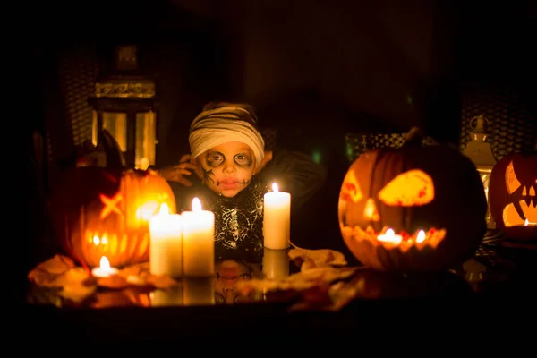 Gruseliges Kleinkind Halloween Kostüm Das Mit Geschnitzten Kürbissen Und Kerzen — Stockfoto
