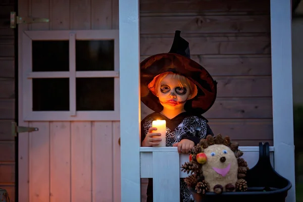 Gruseliges Kleinkind Halloween Kostüm Das Mit Geschnitzten Kürbissen Und Kerzen — Stockfoto