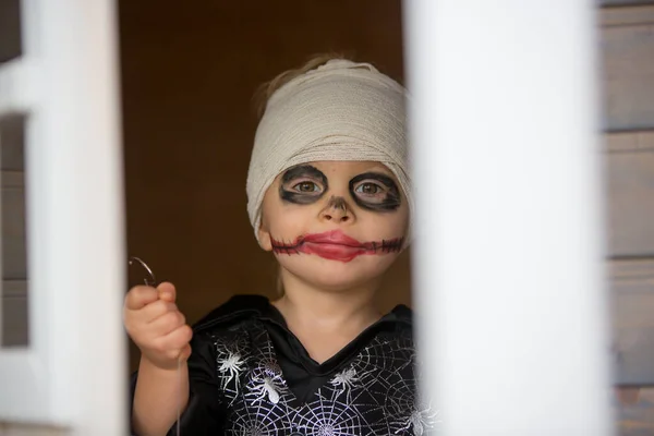 Gruseliges Kleinkind Halloween Kostüm Das Mit Geschnitzten Kürbissen Und Kerzen — Stockfoto