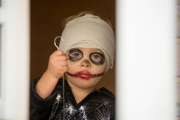 Gruseliges Kleinkind Halloween Kostüm Das Mit Geschnitzten Kürbissen Und Kerzen — Stockfoto