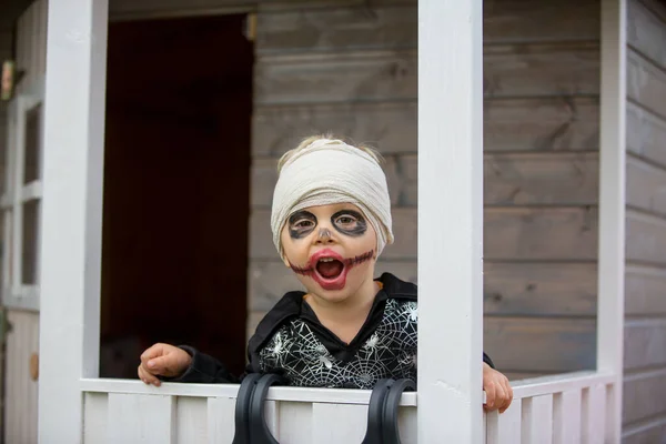 Gruseliges Kleinkind Halloween Kostüm Das Mit Geschnitzten Kürbissen Und Kerzen — Stockfoto