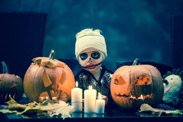 Gruseliges Kleinkind Halloween Kostüm Das Mit Geschnitzten Kürbissen Und Kerzen — Stockfoto