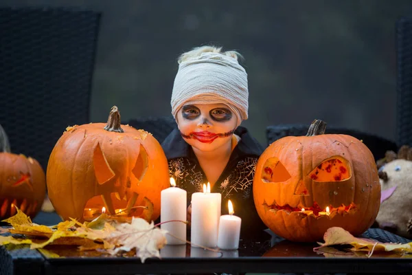 穿着万圣节服装 拿着雕花南瓜和蜡烛玩耍的可怕的幼儿 — 图库照片