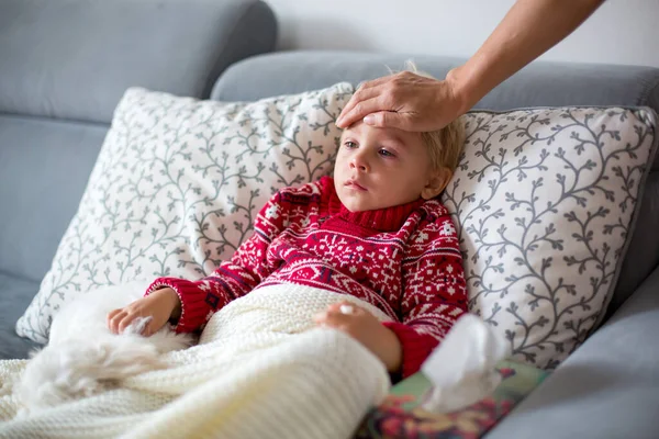 Sjuk Barn Småbarn Pojke Som Ligger Soffan Med Sin Vita — Stockfoto