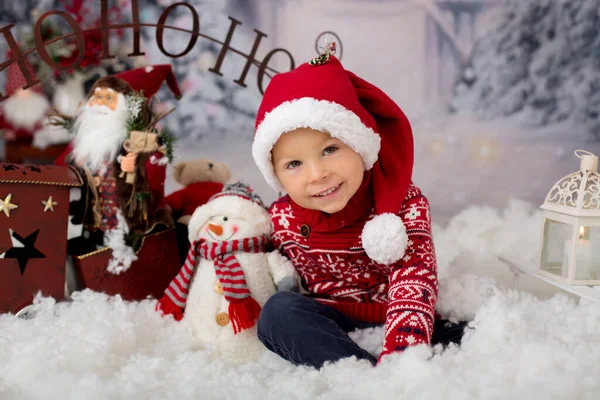 Söt Pojke Förskolebarn Leka Snön Utomhus Jul Koncept Studio Skjuten — Stockfoto