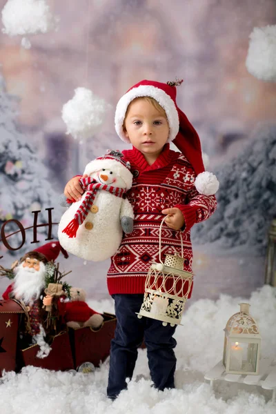 Söt Pojke Förskolebarn Leka Snön Utomhus Jul Koncept Studio Skjuten — Stockfoto