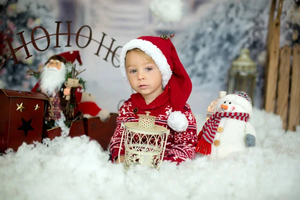 Rapaz Bonito Criança Pré Escolar Brincando Neve Livre Tiro Estúdio — Fotografia de Stock