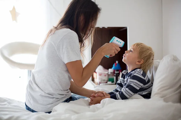 Madre Controllando Figlio Febbre Con Termometro Digitale Casa Camera Letto — Foto Stock