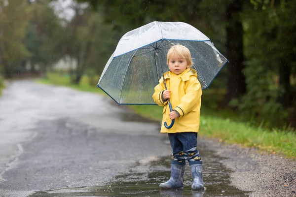 Bonito Criança Loira Menino Brincando Chuva Com Guarda Chuva Dia — Fotografia de Stock