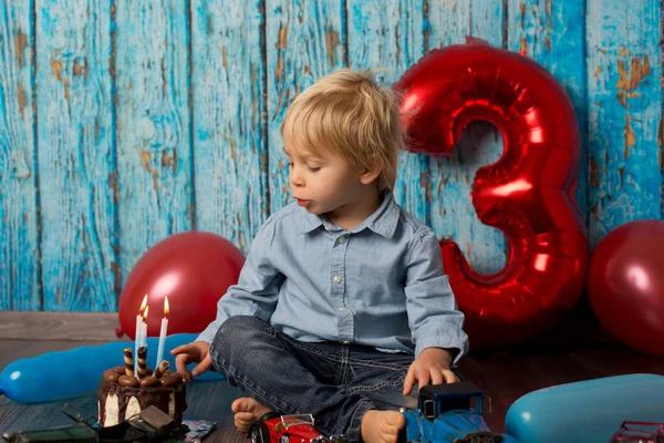 Édes Szőke Kisbaba Fiú Játszik Születésnapján Játékokkal Kis Csokoládé Tortával — Stock Fotó