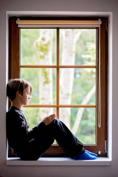 Χαριτωμένο Προεφηβικό Παιδί Του Σχολείου Αγόρι Κάθεται Στο Παράθυρο Στο — Φωτογραφία Αρχείου