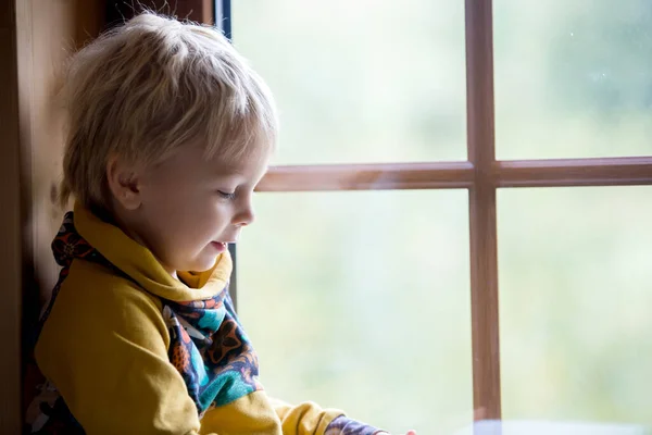 Schattig Peuter Kind Blond Jongen Zitten Raam Thuis Lezen Boek — Stockfoto