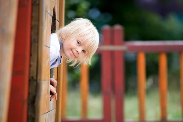 Niedliches Kleinkind Mit Weißem Maltesischen Welpen Spielt Park Geht Spazieren — Stockfoto