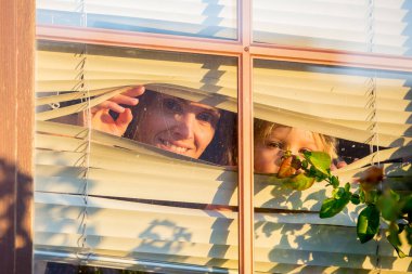 Çocuk, küçük çocuk, pencereden dışarı bakıyor.