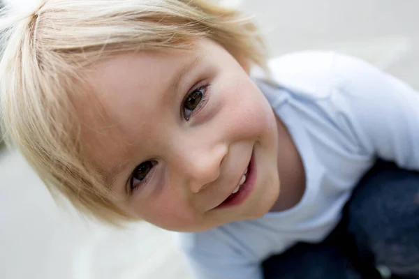 Enfant Garçon Blond Jouant Marelle Dans Rue Été — Photo