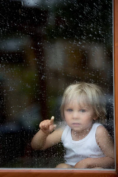 Criança Triste Atrás Janela Dia Chuvoso — Fotografia de Stock