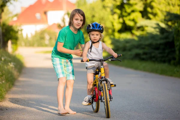 Idősebb Testvér Segít Öccsének Megtanulni Biciklizni Átölelni Megtanítani Biciklizni — Stock Fotó