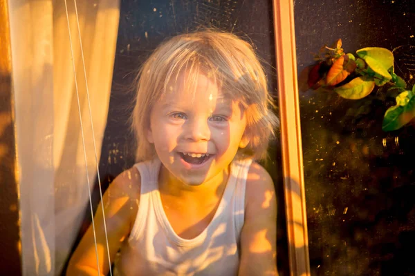 Дитина Хлопчик Малюк Дивиться Крізь Вікно Надворі — стокове фото