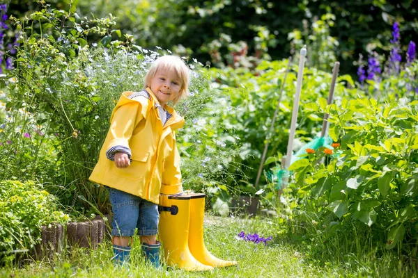 Matka Batole Dítě Chlapec Hraní Dešti Nošení Bot Pláštěnky — Stock fotografie