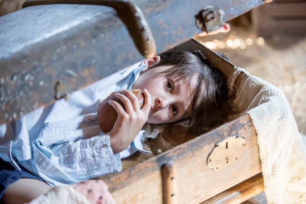 Niño Niño Escondido Vieja Maleta Época Ático Asustado Ser Encontrado — Foto de Stock