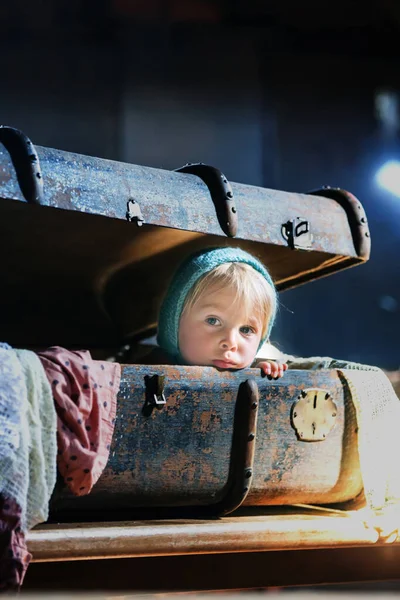 Маленька Дитина Хлопчик Ховається Старовинній Валізі Горищі Боїться Бути Знайденим — стокове фото