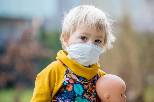 Toddler Szőke Fiú Gyermek Visel Védő Maszk Agok Vírusok — Stock Fotó