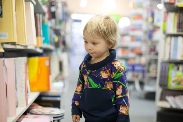 Schattig Jongetje Zittend Een Boekenwinkel Boek Lezend — Stockfoto