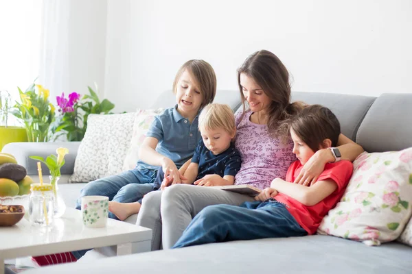 Jonge Vrouw Moeder Met Drie Kinderen Lezen Van Een Boek — Stockfoto