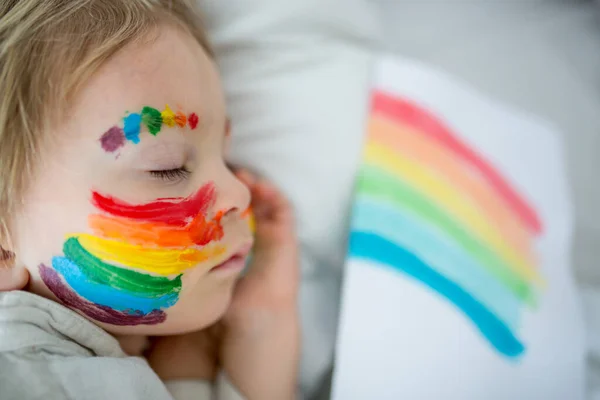 Güzel Sarışın Çocuk Yüzünde Gökkuşağı Resmi Elleri Dağınık Yatağında Uyuyor — Stok fotoğraf