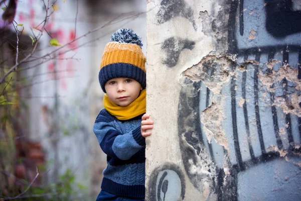 Dziecko Pozując Starym Budynku Ruiny Spryskane Rysunkami Graffiti — Zdjęcie stockowe