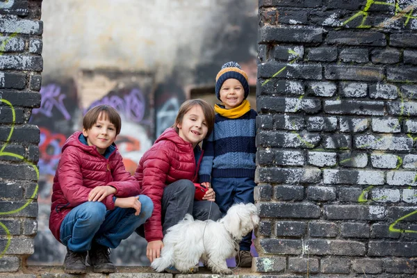 Kinder Geschwister Posieren Einer Alten Ruine Besprüht Mit Graffiti Zeichnungen — Stockfoto