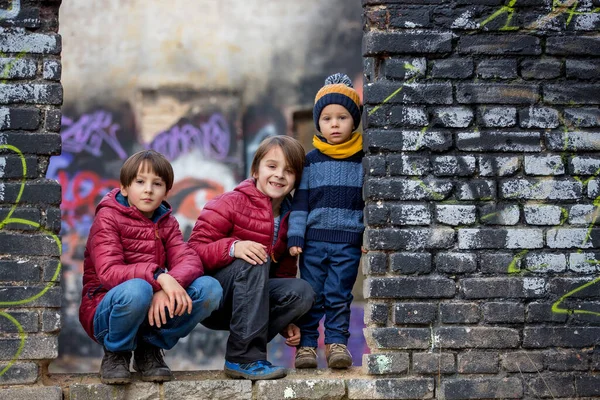 Çocuklar Kardeşler Eski Bir Harabe Binada Poz Vermek Grafiti Çizimleri — Stok fotoğraf