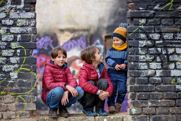 Дети Братья Сёстры Позирующие Старом Разрушенном Здании Обрызганные Граффити — стоковое фото