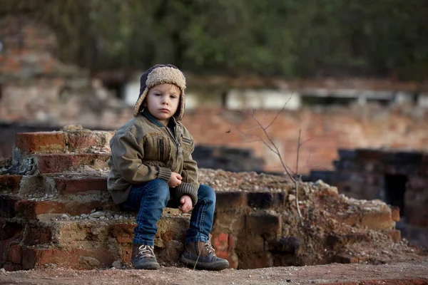 Lindo Niño Posando Una Casa Ladrillo Ruinas Sentado Escudo Ventana —  Fotos de Stock