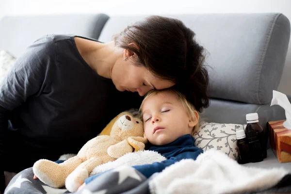 Menino Loiro Dormindo Sofá Sala Estar Deitado Com Febre Mamãe — Fotografia de Stock