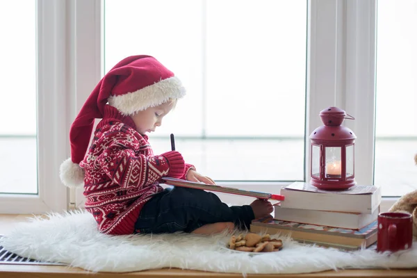Tatlı Sarışın Çocuk Çocuk Pencerenin Camında Oyuncak Ayıyla Oturuyor Noel — Stok fotoğraf