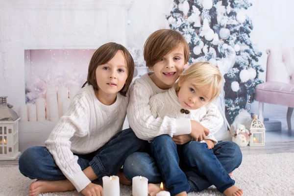 Três Filhos Irmãos Meninos Lendo Livro Casa Noite Noite Natal — Fotografia de Stock