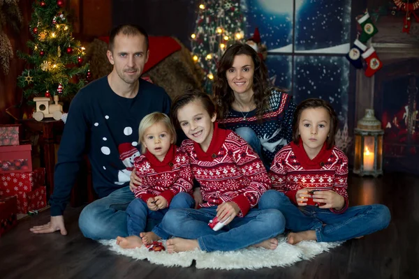 幸せな笑顔の家族 お母さん お父さんと3人の男の子 クリスマス休暇のために家に家族の肖像画を持っている — ストック写真