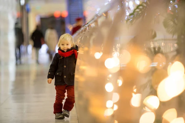 ファッション幼児男の子で市内中心部ショッピングモールでクリスマス時間 — ストック写真