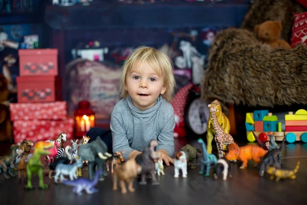 Солодка Блондинка Малюк Грає Пластиковими Тваринами Динозаврами Вдома Різдвяні Прикраси — стокове фото