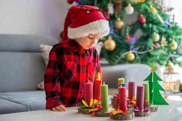 Güzel Sarışın Çocuğun Yakın Portresi Noel Için Balmumu Mumları Yakıyor — Stok fotoğraf