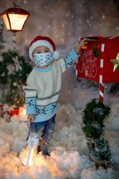 Bambino Bambino Mascherina Medica Invio Lettera Babbo Natale Nella Cassetta — Foto Stock