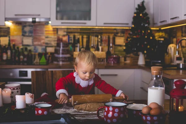 Dulce Niño Pequeño Muchacho Ayudando Mamá Preparar Galletas Navidad Casa — Foto de Stock